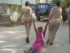 हरदोई में पुलिस कर्मियों ने महिला फरियादी को घसीटा, वीडियो वायरल होने पर एक्शन में अधिकारी