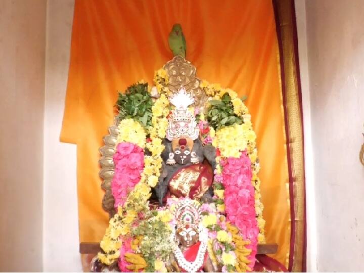 Salem Fort Mariamman has been in the form of a parrot for a week TNN மாரியம்மன் மீது பச்சைக்கிளி... ஒரு வாரமாக கிளி வடிவில் காட்சியளிக்கும் சேலம் கோட்டை மாரியம்மன்