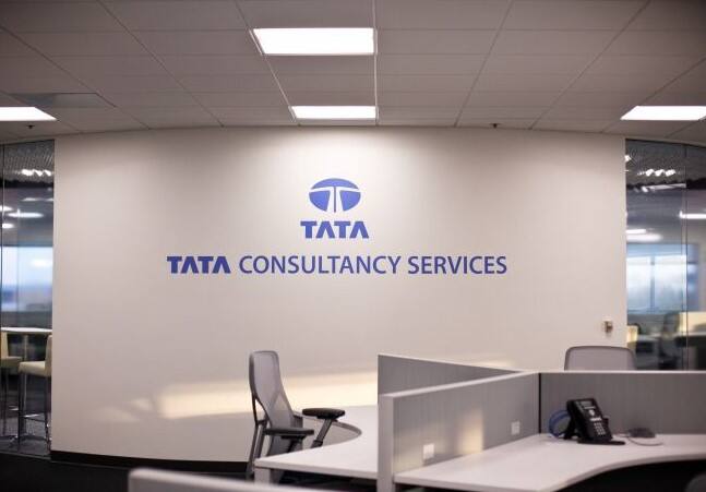 30 જૂન, 2023 ના રોજ પૂરા થતા ક્વાર્ટરમાં TCS પાસે 615,318 કર્મચારીઓ છે. નાણાકીય વર્ષ 2023 માટે કંપનીના વાર્ષિક અહેવાલ મુજબ, TCS પાસે આજે જે કર્મચારીઓ છે તે માર્ચ 2020 પછી લેવામાં આવ્યા છે.