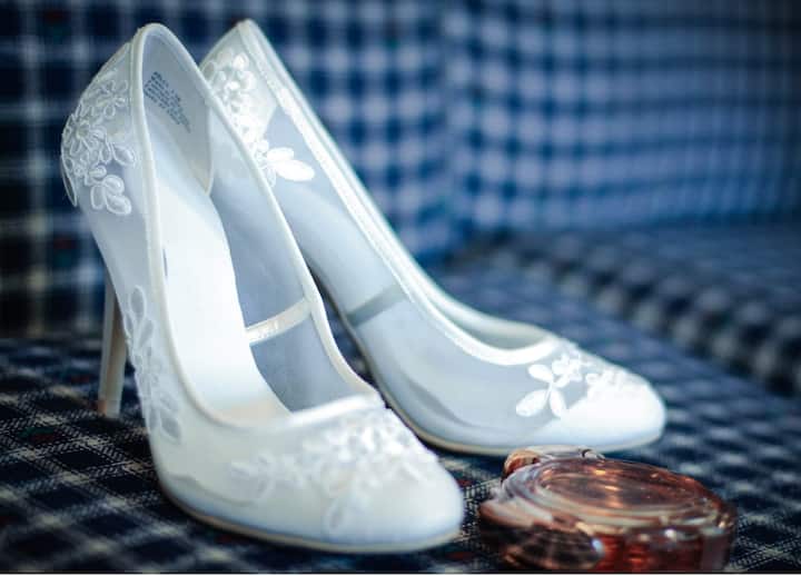 जर तुम्हाला हाय हिल्स घालण्याची सवय नसेल, तर पहिल्यांदाच हिल्स घालणे खूप  विचित्र वाटू शकते. त्यामुळे तुमचा आत्मविश्वासही कमी होऊ लागतो. त्यामुळे  कोणत्याही प्रसंगी हाय हिल्स घालण्याआधी त्यांना घरी घालण्याचा सराव करा.