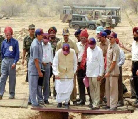 ਜੇਕਰ ਟੈਸਟ ਫੇਲ੍ਹ ਹੋ ਜਾਂਦਾ ਤਾਂ ਰੇਡੀਓਐਕਟਿਵ ਰੇਡੀਏਸ਼ਨ ਪਾਕਿਸਤਾਨ ਤੇ ਜੈਸਲਮੇਰ ਤੱਕ ਫੈਲ ਸਕਦੀ ਸੀ। ਕਈ ਲੋਕਾਂ ਦੀ ਜਾਨ ਵੀ ਜਾ ਸਕਦੀ ਸੀ। ਇੱਥੋਂ ਤੱਕ ਕਿ ਮਨੁੱਖਾਂ ਦੀਆਂ ਕਈ ਪੀੜ੍ਹੀਆਂ ਤਬਾਹ ਹੋ ਸਕਦੀਆਂ ਸੀ, ਜਿਵੇਂ ਜਾਪਾਨ ਵਿੱਚ ਹੀਰੋਸ਼ੀਮਾ ਤੇ ਨਾਗਾਸਾਕੀ ਉੱਤੇ ਪ੍ਰਮਾਣੂ ਹਮਲਿਆਂ ਤੋਂ ਬਾਅਦ ਹੋਇਆ ਸੀ। ਉੱਥੇ ਫੈਲਿਆ ਪਿਆਜ਼ ਕਿਸੇ ਵੀ ਰੇਡੀਏਸ਼ਨ ਨੂੰ ਜਜ਼ਬ ਕਰਨ ਦੀ ਸਮਰੱਥਾ ਰੱਖਦਾ ਸੀ। ਹਾਲਾਂਕਿ, ਪੋਖਰਣ ਵਿੱਚ ਪ੍ਰਮਾਣੂ ਪ੍ਰੀਖਣ ਸਥਾਨਾਂ 'ਤੇ ਹਜ਼ਾਰਾਂ ਟਨ ਪਿਆਜ਼ ਦੱਬੇ ਜਾਣ ਦੇ ਸਬੂਤ ਅਜੇ ਸਾਹਮਣੇ ਨਹੀਂ ਆਏ।