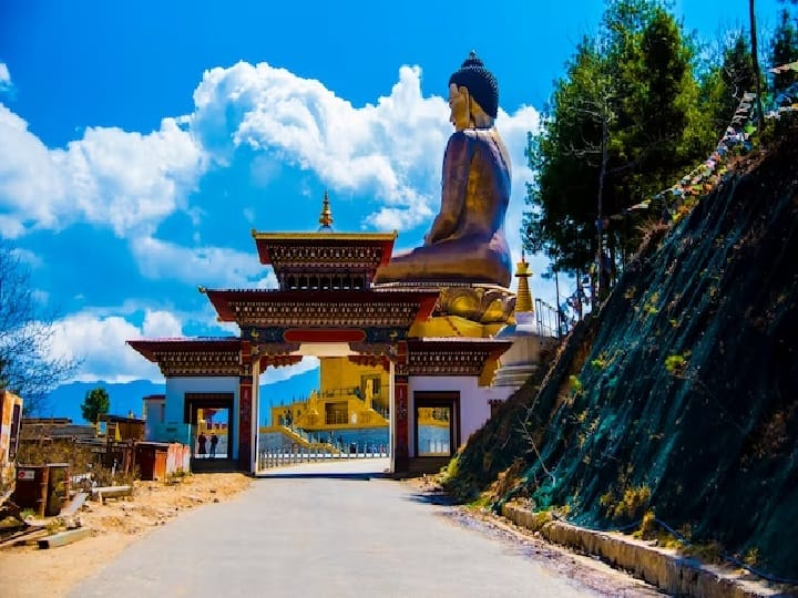 Bhutan Tour: भारत का पड़ोसी देश भूटान अपनी साफ हवा और प्राकृतिक खूबसूरती के लिए पूरे विश्व में प्रसिद्ध है. अगर आप भी इस साल इंटरनेशनल टूर का प्लान बना रहे हैं तो IRCTC आपके लिए शानदार पैकेज लाया है.