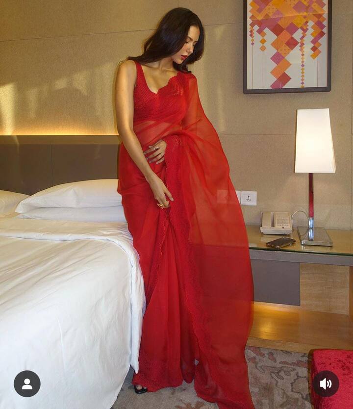 ਇਸ ਦੇ ਨਾਲ ਨਾਲ ਸੋਨਮ ਬਾਜਵਾ ਨੇ ਲਾਲ ਸਾੜੀ 'ਚ ਇੱਕ ਵੀਡੀਓ ਵੀ ਸ਼ੇਅਰ ਕੀਤਾ ਸੀ, ਜਿਸ ਵਿੱਚ ਫੈਨਜ਼ ਸੋਨਮ ਦੀਆਂ ਕਾਤਲ ਅਦਾਵਾਂ 'ਤੇ ਦਿਲ ਹਾਰ ਬੈਠੇ ਹਨ। ਸੋਨਮ ਦੇ ਵੀਡੀਓ ਨੂੰ 2 ਮਿਲੀਅਨ ਤੋਂ ਜ਼ਿਆਦਾ ਲਾਈਕਸ ਮਿਲੇ ਹਨ।