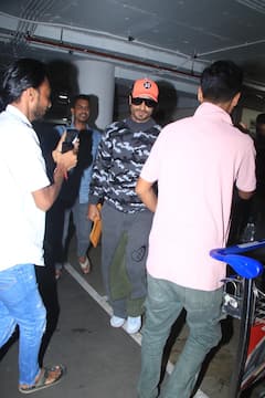 కండల వీరుడు కనిపించగానే ఫొటోల కోసం వచ్చిన ఫ్యాన్స్!