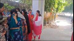 In Pics: साइबर सिटी गुरुग्राम में गंदगी के अंबार से परेशान हैं स्कूली बच्चे और अध्यापक