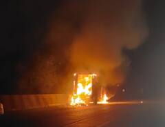 Pune News : मध्यरात्री एक्सप्रेसवेवर बर्निंग कारचा थरार, महिंद्रा पिकअप अचानक पेटली...