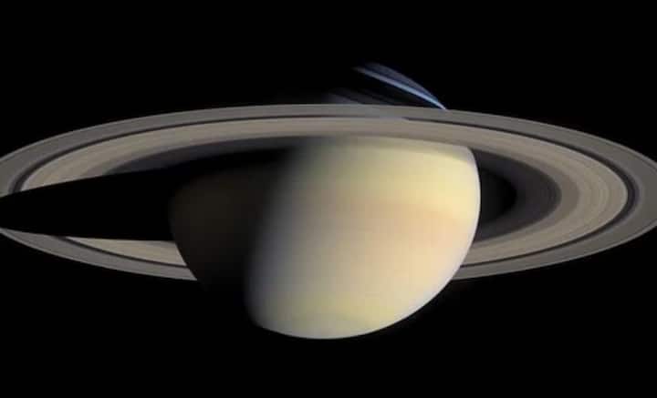 একটি বা দু’টি নয়, শনিকে ঘিরে রয়েছে সাত-সাতটি বলয়। পরস্পরের গায়ে লেপ্টে নেই তারা, বরং মাঝে রয়েছে দূরত্বও। ওই সাত বলয়কে ঘিরে কৌতূহলের শেষ নেই। কোথা থেকে সেগুলির সৃষ্টি, তা নিয়ে গবেষণা চলছে বহু বছর ধরেই। এবার তার সম্ভাব্য উত্তর খুঁজে পেলেন বিজ্ঞানীরা।