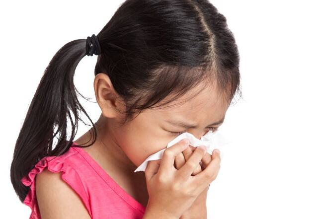 સ્ટીમ થેરાપી એ એક સામાન્ય ઉપાય છે જે અવરોધિત નાક અને ગળાને દૂર કરવામાં સારી રીતે કામ કરે છે. ગરમ ફુવારો ચાલુ કરીને અને તમારા બાળક સાથે થોડીવાર બાથરૂમમાં બેસીને તમારી જાતને થોડી વરાળ આપો. આ માટે, તમે ગરમ પાણીના બાઉલનો ઉપયોગ કરી શકો છો, તમારા બાળકને ટુવાલ વડે માથું ઢાંકીને કાળજીપૂર્વક વરાળ શ્વાસમાં લેવા દો. આ લાળને ઢીલું કરવામાં અને શ્વાસને સરળ બનાવવામાં મદદ કરે છે.