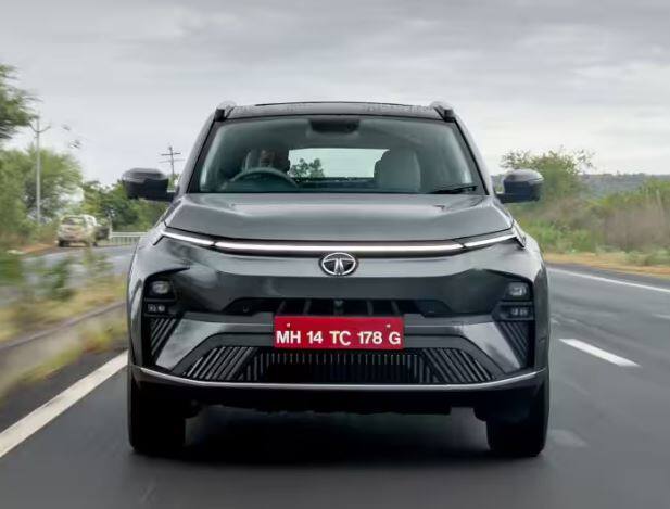 ਤੀਜਾ ਨਾਂ Tata Nexon ਇਲੈਕਟ੍ਰਿਕ ਦਾ ਹੈ, ਜਿਸ ਨੂੰ ਫੇਸਲਿਫਟ ਦੇ ਨਾਲ ਲਾਂਚ ਕੀਤਾ ਗਿਆ ਸੀ। ਇਹ ਇਲੈਕਟ੍ਰਿਕ ਵਾਹਨ ਘਰੇਲੂ ਬਾਜ਼ਾਰ ਵਿੱਚ ਸਭ ਤੋਂ ਵੱਧ ਵਿਕਣ ਵਾਲੀ ਈਵੀ ਹੈ। ਕੰਪਨੀ ਇਸ EV ਲਈ 465 ਕਿਲੋਮੀਟਰ ਪ੍ਰਤੀ ਚਾਰਜ ਦੀ ਡਰਾਈਵਿੰਗ ਰੇਂਜ ਦਾ ਦਾਅਵਾ ਕਰਦੀ ਹੈ।