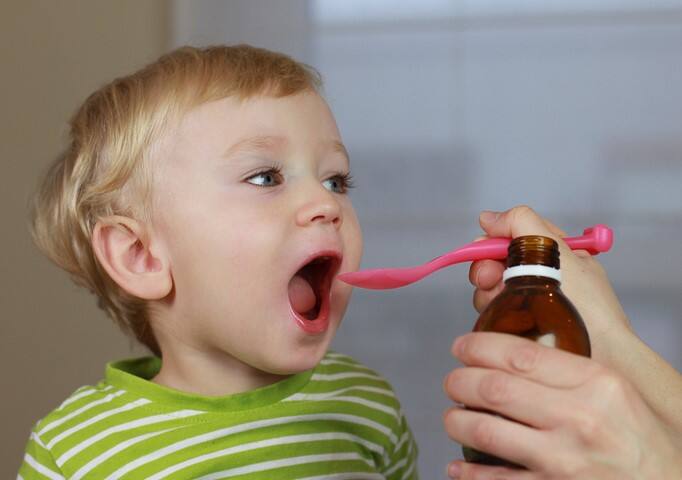ગરમ પાણીમાં મધ ભેળવીને પીવું શરીર માટે ખૂબ જ ફાયદાકારક છે. તેને બનાવવા માટે સૌ પ્રથમ ગરમ પાણીમાં એક ચમચી મધ મિક્સ કરીને તમારા બાળકને પીવડાવો. આનાથી ગળાના દુખાવા અને ઉધરસમાં રાહત મળી શકે છે. જો કે, ખાતરી કરો કે તમે એક વર્ષથી ઓછી ઉંમરના બાળકોને મધ ન આપો.