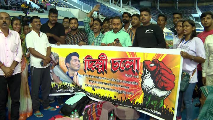 কেন্দ্রীয় বঞ্চনার প্রতিবাদে ২ ও ৩ অক্টোবর দিল্লিতে ধর্নায় বসবে তৃণমূল। বাংলার ১০০ দিনের কাজের শ্রমিকরা এই কর্মসূচিতে অংশ নেবেন।
