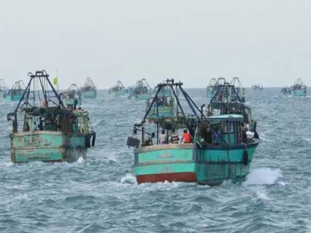 As the wind speed is higher than usual at Rameswaram fishing port, fishermen have been advised not to go fishing in the sea. Rameswaram: ராமேஸ்வரம் மீனவர்கள் கடலுக்கு செல்ல தடை.. மணிக்கு 65 கிமீ வேகத்தில் காற்று வீசக்கூடும்..