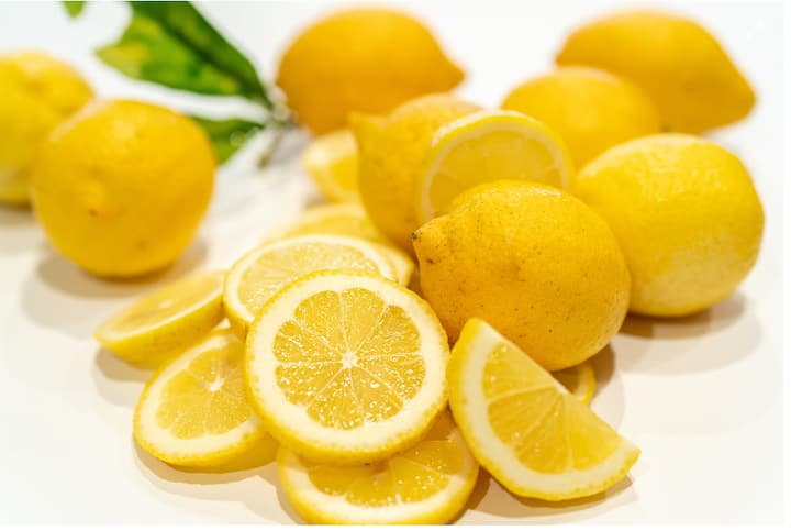 लिंबू हा आपल्या आहाराचा महत्त्वाचा भाग आहे. आपण अनेकदा अनेक पदार्थात  लिंबाचा रस घालून त्याचे सेवन करतो. पण प्रत्येक गोष्ट लिंबू मिसळून खाल्ल्यानेही  नुकसान होऊ शकते.