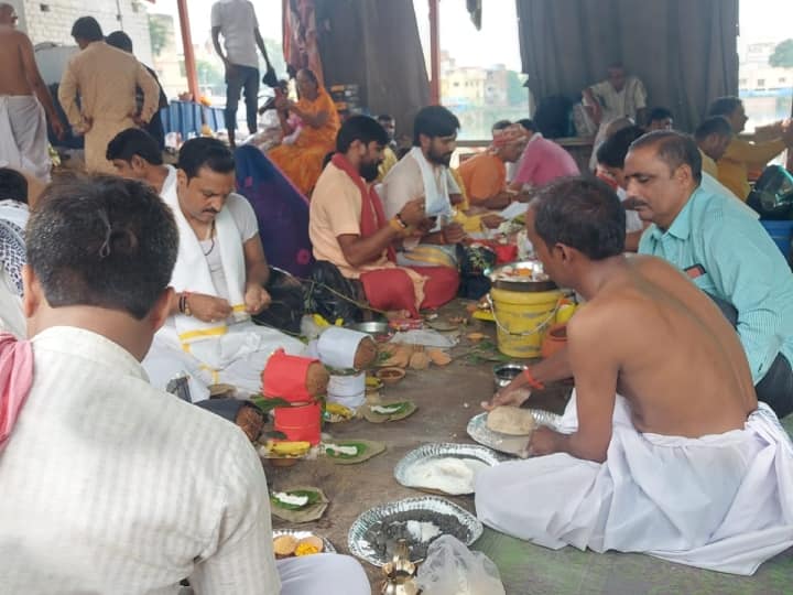 Pitru Paksha 2023: काशी में पितृपक्ष के पहले दिन पिशाच मोचन पर उमड़ी भीड़, 15 दिनों तक चलेगा पितरों का श्राद्ध-तर्पण first day of Pitru Paksha devotees reach at Pishach Mochan in Varanasi for 15 days Pind daan and Tarpan ANN Pitru Paksha 2023: काशी में पितृपक्ष के पहले दिन पिशाच मोचन पर उमड़ी भीड़, 15 दिनों तक चलेगा पितरों का श्राद्ध-तर्पण