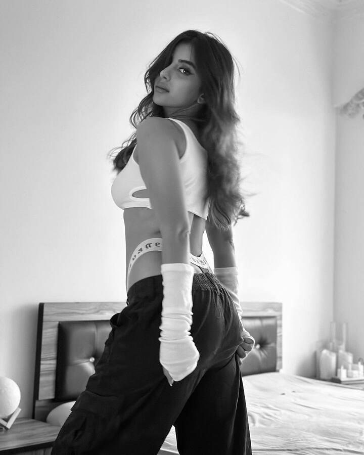 અભિનેત્રી મિશા અય્યર બેડ પર કાતિલ અંદાજમાં પોઝ આપતી જોવા મળે છે. ચાહકો પણ તેના આ બોલ્ડ અંદાજ પર ફિદા થયા છે.