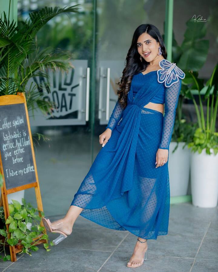 అమ్మడు అందానికి కుర్రకారు ఫిదా అవుతున్నారు. Photo Credit: sravanthi_chokarapu/ instagram