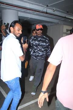 కండల వీరుడు కనిపించగానే ఫొటోల కోసం వచ్చిన ఫ్యాన్స్!