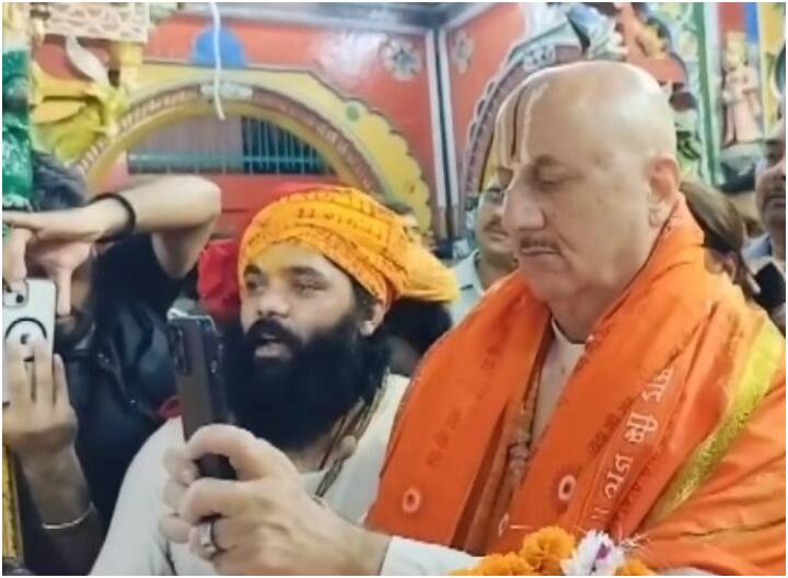 Anupam Kher reached Ayodhya and offered prayers at Hunmangarhi ANN UP News: राम की नगरी अयोध्या पहुंचे अनुपम खेर, हुनमानगढ़ी में पूजा कर कही मन की बात