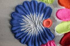 செல்வம் செழிக்க, லட்சுமி கடாட்சம் உண்டாக தினமும் அரிசி மாவு கோலம் போடுங்க!