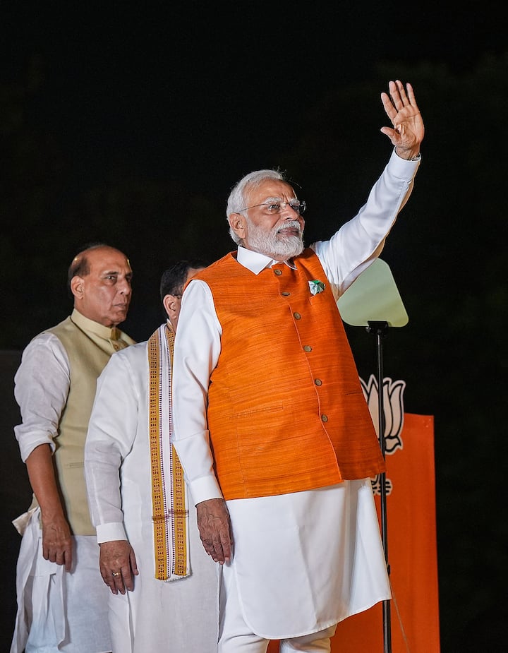 प्रधानमंत्री नरेंद्र मोदी ने सोमवार (25 सितंबर) को दिल्ली में बीजेपी दफ्तर के सामने बने पार्क में पंडित दीनदयाल उपाध्याय की प्रतिमा का अनावरण किया.