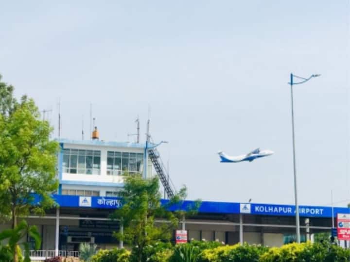 Kolhapur Airport : दैनंदिन विमानसेवा सुरू झाल्यामुळे, कोल्हापूरच्या उद्योग पर्यटन क्षेत्राला मोठी चालना मिळणार असल्याचे महाडिक यांनी सांगितले.सध्या ही विमानसेवा चार दिवशी आहे.