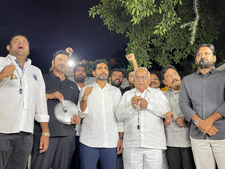 లోకేష్ ఢిల్లీ నుంచి మోత మోగిద్దాంలో పాల్గొని చంద్రబాబు అరెస్టును వ్యతిరేకించారు. చంద్రబాబుకు మద్దతుగా ఉండేవారు ఎక్కడిక్కడ తమకు అనుకూలమైన  పద్దతిలో నిరసనలు చేపట్టి సోషల్ మీడియాలో పోస్ట్ చేస్తున్నారు.