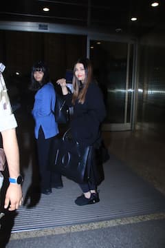 Aishwarya-Aaradhya Photos: आराध्या के साथ एयरपोर्ट पर स्पॉट हुईं ऐश्वर्या राय बच्चन, बेटी का हाथ पकड़कर दिए पोज