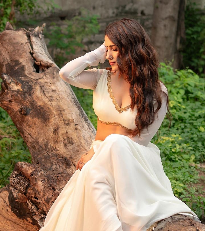 రుహానీ శర్మ అందమైన ఫోటోలు -Image Credit: Ruhani Sharma/Instagram