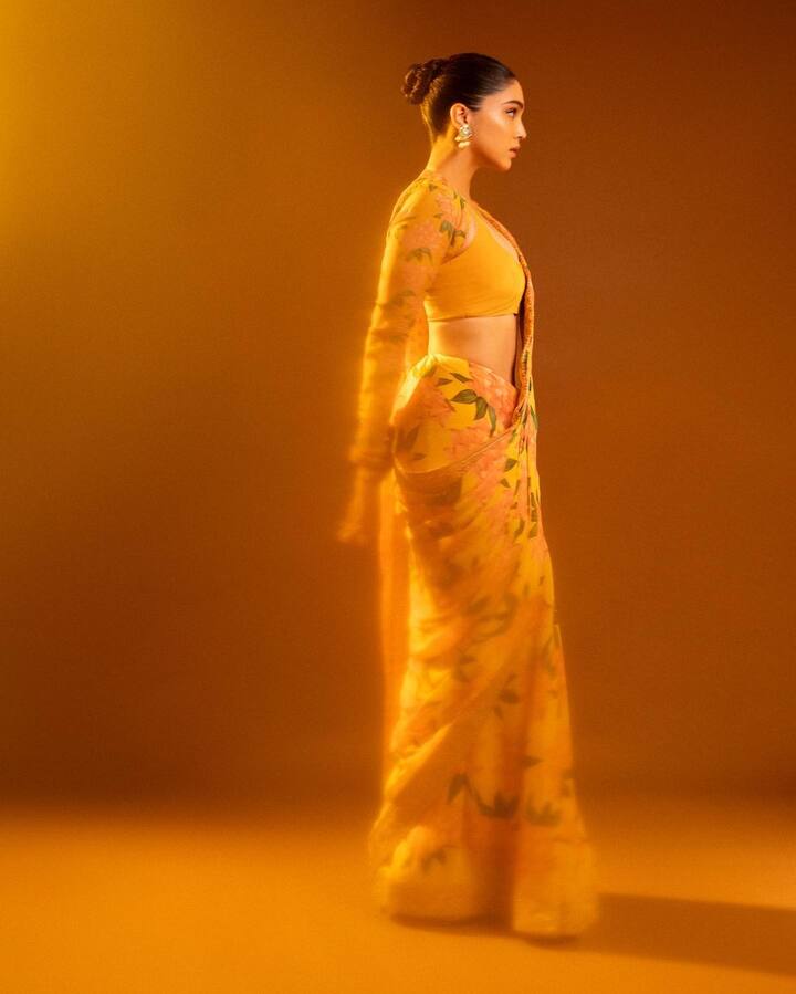 અભિનેત્રી આ સાડી લૂકમાં બોલ્ડ પોઝ આપતી જોવા મળી રહી છે.