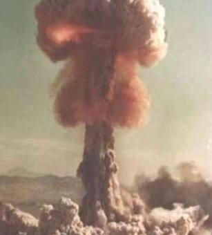 ਪਿਆਜ਼ ਇਨ੍ਹਾਂ ਗਾਮਾ ਕਿਰਨਾਂ ਨੂੰ ਚੰਗੀ ਤਰ੍ਹਾਂ ਸੋਖ ਲੈਂਦਾ ਹੈ, ਜਿਸ ਕਾਰਨ ਇਹ ਖਤਰਨਾਕ ਕਿਰਨਾਂ ਦੂਰ ਤੱਕ ਨਹੀਂ ਫੈਲਦੀਆਂ। ਭੌਤਿਕ ਵਿਗਿਆਨੀਆਂ ਅਨੁਸਾਰ, ਇਸੇ ਲਈ ਜਦੋਂ ਪੋਖਰਣ ਵਿੱਚ ਜਾਂਚ ਕੀਤੀ ਗਈ ਤਾਂ ਸ਼ਾਫਟ ਵਿੱਚ ਪਿਆਜ਼ ਦੀ ਵੱਡੀ ਮਾਤਰਾ ਭਰੀ ਹੋਈ ਸੀ, ਤਾਂ ਜੋ ਰੇਡੀਏਸ਼ਨ ਨਾ ਫੈਲੇ। ਇਹ ਸ਼ਾਫਟ ਦੇ ਆਲੇ ਦੁਆਲੇ ਚੰਗੀ ਤਰ੍ਹਾਂ ਰੱਖਿਆ ਗਿਆ ਸੀ।