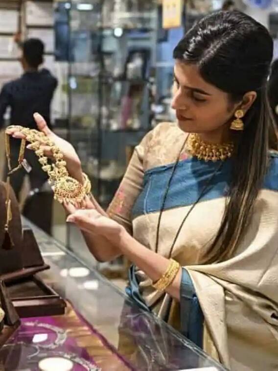 त्योहारों से पहले इतना सस्ता हुआ सोना