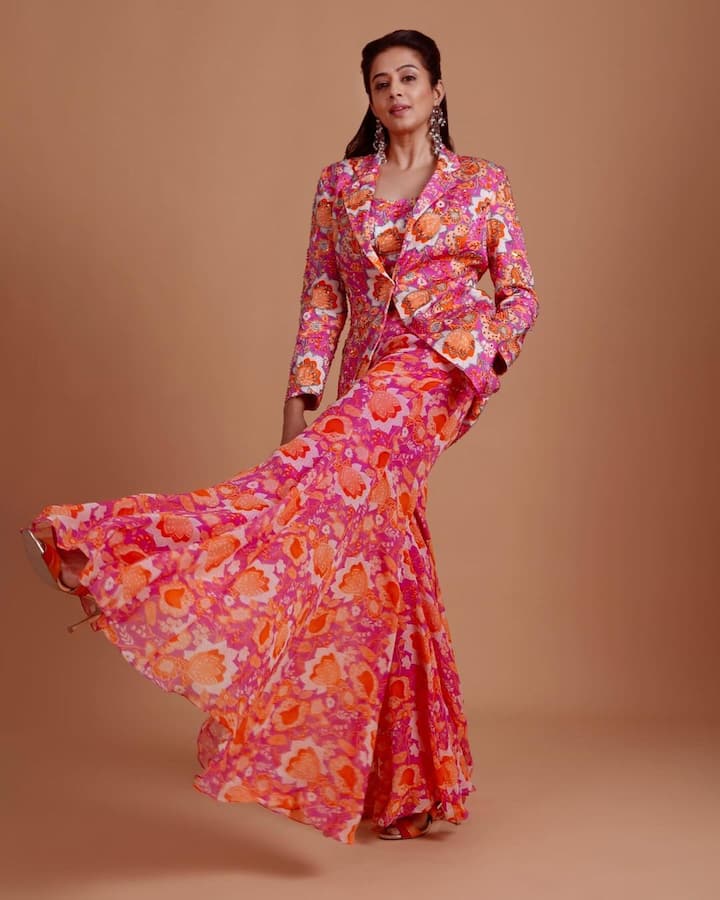 ప్రియమణి తన లేటెస్ట్ ఫొటోలు ఇన్‌స్టాగ్రామ్‌లో షేర్ చేశారు.