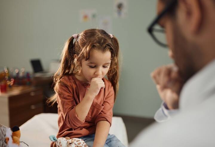 સૂતી વખતે તમારા બાળકનું માથું થોડું ઊંચું રાખવાથી રાત્રિના સમયે ભીડ ઘટાડવામાં મદદ મળી શકે છે. થોડો ઢોળાવ બનાવવા માટે તમે ગાદલાની નીચે ઓશીકું મૂકી શકો છો.