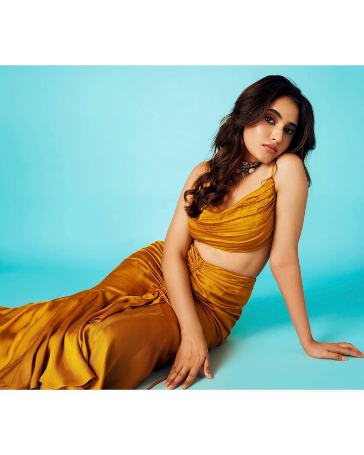 ఇందులో ఆమె గోల్డెన్ కలర్ అవుట్‌ఫిట్‌లో మెరిసిపోతూ కనిపించారు.