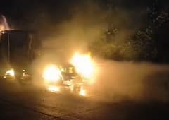 Pune News : मध्यरात्री एक्सप्रेसवेवर बर्निंग कारचा थरार, महिंद्रा पिकअप अचानक पेटली...