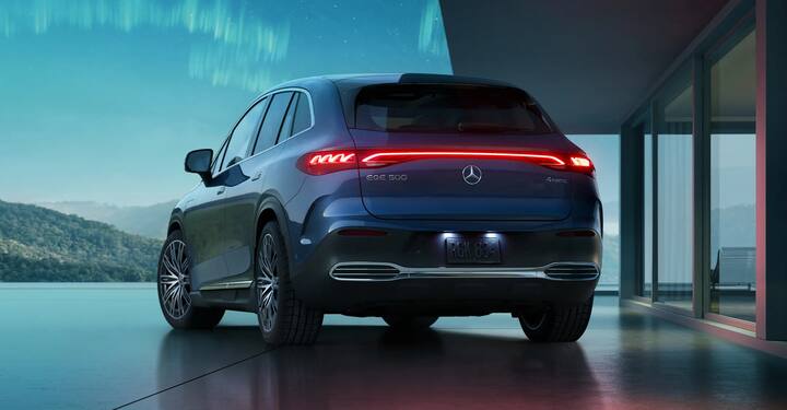 इस लिस्ट में पांचवा नाम मर्सिडीज-बेंज की नई इलेक्ट्रिक एसयूवी EQE है, जिसे कंपनी ने 1.39 करोड़ एक्स-शोरूम कीमत पर लॉन्च किया है. इसकी ड्राइविंग रेंज 550 किमी तक की है.