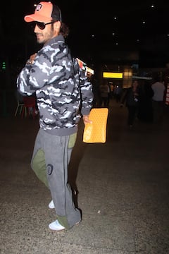 Vidyut Jammwal Looks Like A Real Commando At Mumbai Airport; See