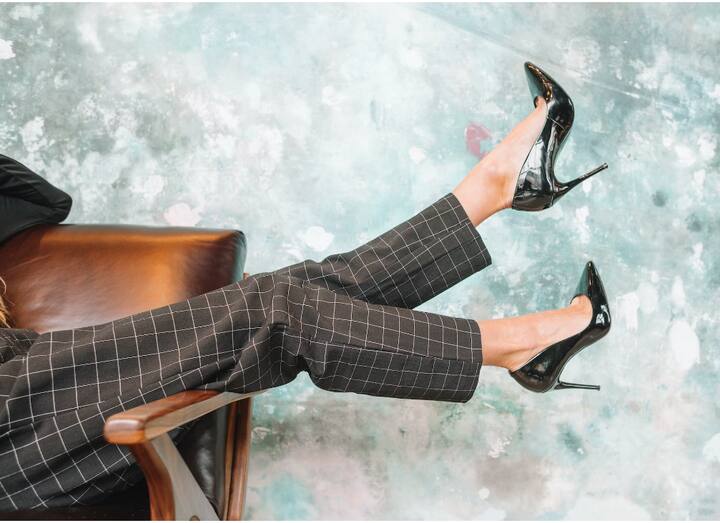 आजकाल मुलींसाठी हाय हिल्स घालणे हा फॅशनचा एक महत्त्वाचा भाग बनला आहे. कारण  उंच दिसण्यापासून ते ट्रेडिंग फॅशन आणि कॉन्फिडन्स बूस्टरपर्यंत, हाय हिल्स मुलींचे  सौंदर्य वाढवतात.