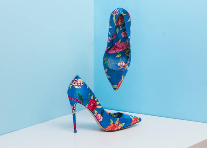 जेव्हा तुम्हाला हाय हिल्स घालाव्या लागतील तेव्हा डबल टेप वापरा. याने तु्म्हाला आराम मिळू शकेल. असे केल्याने पायांवर फोड येणे आणि बोटांमध्ये वेदना होण्याची शक्यता  देखील कमी होते.