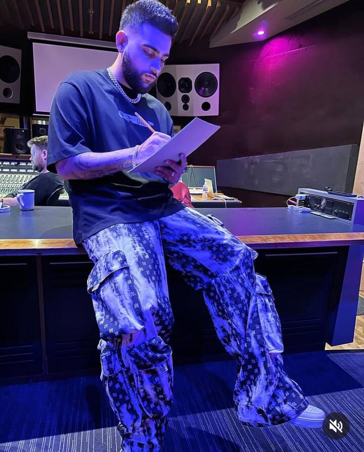 ਕਾਬਿਲੇਗ਼ੌਰ ਹੈ ਕਿ ਕਰਨ ਔਜਲਾ 9 ਸਾਲ ਦੀ ਉਮਰ 'ਚ ਅਨਾਥ ਹੋ ਗਿਆ ਸੀ। ਇਸ ਤੋਂ ਬਾਅਦ ਉਸ ਦਾ ਚਾਚਾ ਉਸ ਨੂੰ ਕੈਨੇਡਾ ਲੈ ਗਿਆ ਅਤੇ ਉਸ ਦੀਆਂ ਭੈਣਾਂ ਨੇ ਉਸ ਦੀ ਪਰਵਰਿਸ਼ ਕੀਤੀ।