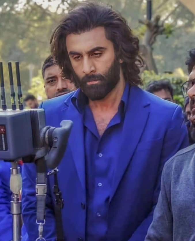 इस लिस्ट में पहला नाम रणबीर कपूर का आता है. बॉलीवुड लाइव की रिपोर्ट के मुताबिक, रणबीर कपूर ने हेयर ट्रांसप्लांट करवाया है. हेयरलाइन को ठीन करवाने के लिए एक्टर ने हेयर ट्रांसप्लांट करवाया था. वहीं अब उनका लुक काफी अलग हो चुका है.