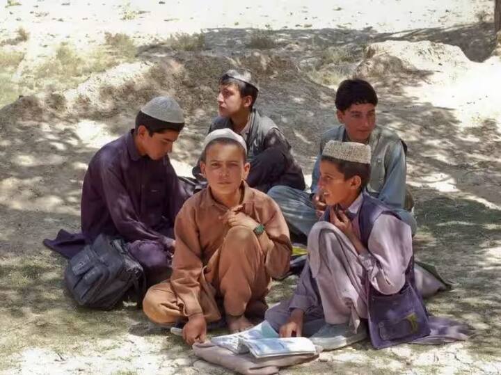 ਨਾਈਜੀਰੀਆ ਪੰਜਵੇਂ ਨੰਬਰ 'ਤੇ ਹੈ। ਵਰਲਡ ਪਾਪੂਲੇਸ਼ਨ ਰਿਵਿਊ ਡਾਟ ਕਾਮ ਦੀ ਰਿਪੋਰਟ ਮੁਤਾਬਕ ਇਸ ਦੇਸ਼ ਵਿੱਚ ਮੁਸਲਿਮ ਭਾਈਚਾਰੇ ਦੇ ਕਰੀਬ 10 ਕਰੋੜ ਲੋਕ ਰਹਿੰਦੇ ਹਨ। ਨਾਈਜੀਰੀਆ ਦੂਜੇ ਦੇਸ਼ਾਂ ਦੇ ਮੁਕਾਬਲੇ ਬਹੁਤ ਪਛੜਿਆ ਦੇਸ਼ ਹੈ, ਇੱਥੇ ਲੋਕ ਹਮੇਸ਼ਾ ਭੁੱਖਮਰੀ ਅਤੇ ਬੇਰੁਜ਼ਗਾਰੀ ਵਰਗੀਆਂ ਸਮੱਸਿਆਵਾਂ ਨਾਲ ਜੂਝਦੇ ਹਨ।