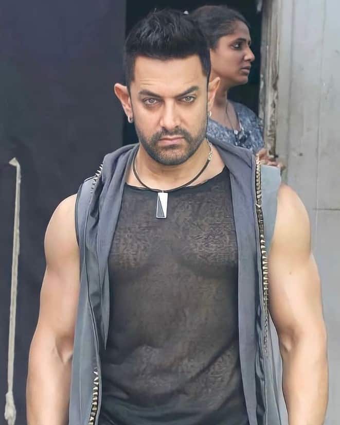 बॉलीवुड के मिस्टर परफेक्शनिस्ट आमिर खान ने कॉस्मेटिक सर्जरी करवाई हुई है. इसी की मदद से उन्होंने अपने चेहरे के रिंकल्स को हटवाया था.