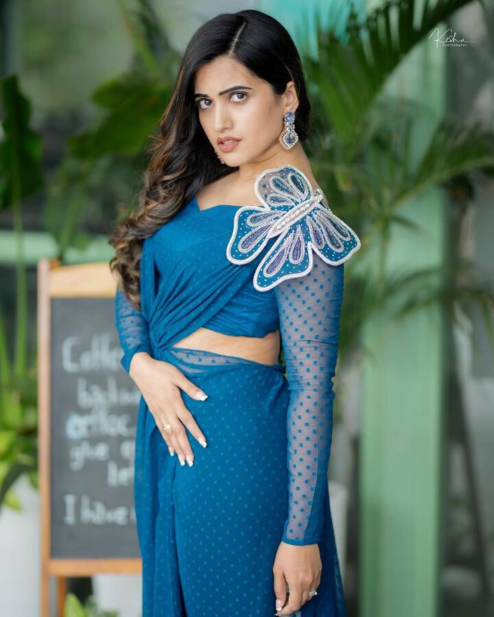 బిగ్ బాస్ షో తర్వాత యాంకర్ గా సత్తా చాటుతోంది. Photo Credit: sravanthi_chokarapu/ instagram