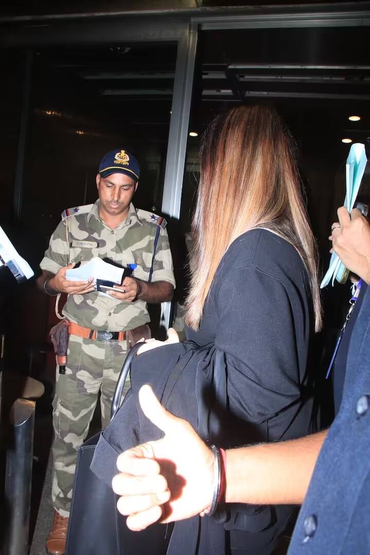 આરાધ્યા અને ઐશ્વર્યા ક્યાં જઈ રહી છે તે જણાવવામાં આવ્યું નથી. એવું લાગે છે કે મા-દીકરીની જોડી વેકેશન પર જઈ રહી છે.