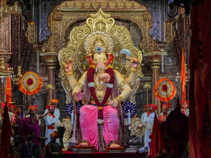 किसी भक्त ने बप्पा के चढ़ावे में 2 इलेक्ट्रिक स्कूटर भी दिए हैं, जिसकी कीमत करीब साढ़े 3 लाख बताई जा रही है. नीलामी में सबसे पहले चांदी की मूर्ति रखी गई, जिसे मेहुल ने खरीदा. उन्होंने बताया,