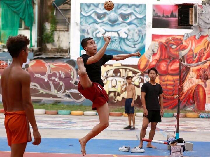 इस खेल में खिलाड़ी लगातार हवा में उछलते हुए पैरों से बॉल को हिट करते नजर आते हैं. वह अपने सिर, छाती समेत शरीर के अन्य हिस्सों से भी बॉल को रोकते दिखाई देते हैं. लेकिन यहां हाथों का इस्तेमाल पूरी तरह से बैन होता है.