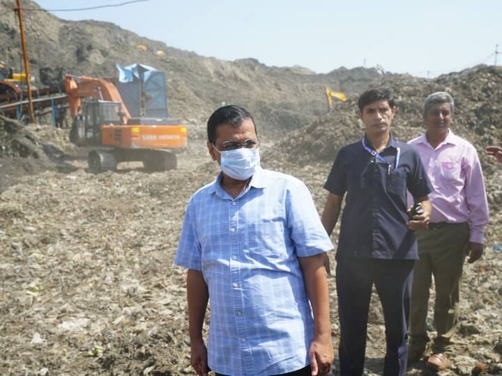 Delhiites soon get relief from mountains of garbage Arvind Kejriwal said  hire another agency to get rid of filth Delhi Bhalswa Landfill Site: दिल्ली वालों को जल्द मिलेगी कूड़े के पहाड़ों से मुक्ति, अरविंद केजरीवाल बोले- 'गंदगी से निजात दिलाने के लिए...' 