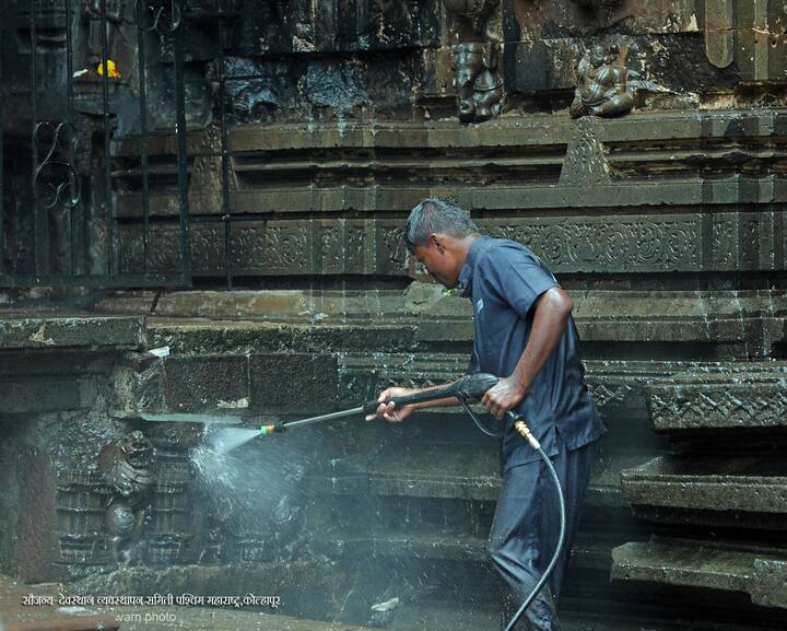 नवरात्रोत्सवात होणाऱ्या भाविकांच्या गर्दीच्या पार्श्‍वभूमीवर दर्शन रांग वाढविण्यात आली आहे.