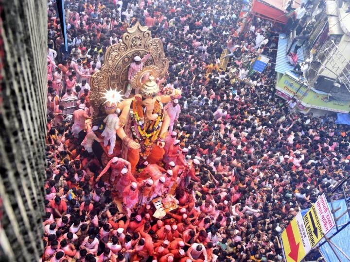 लालबाग के राजा के पंडाल में भक्तों ने खूब चढ़ावे चढ़ाए. सोना-चांदी के अलावा भी बप्पा को काफी कुछ चढ़ाया गया. यहां बप्पा को लगभग एक किलो सोने का हार, चांदी की गदा, सोना चांदी का मोदक, चांदी का मूषक राज, चांदी का नारियल, चांदी की थाली, विभिन्न पूजा सामग्री, चांदी का छत्र चढ़ाया गया.